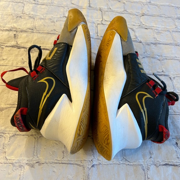 NIKE FUTURE COURT BLACK/RED/GOLD YOUTH SIZE 5 BASKETBALL SHOES FROM (2020) - Picture 3 of 9